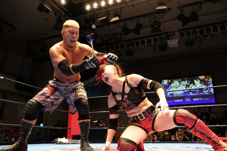 「いつか、傷だらけの背中でウェディングドレスを」 18歳の女子レスラー・鈴季すずが大流血を「嬉しい」と語る理由(70)