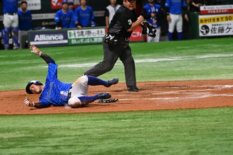 日本シリーズ第4戦、桑原将志はオースティンの安打でホームを狙うもタッチアウト　©Naoya Sanuki