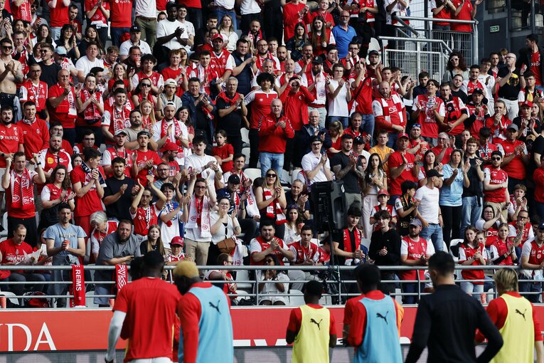 試合開始前に選手へエールを送ったサポーター　©Daisuke Nakashima