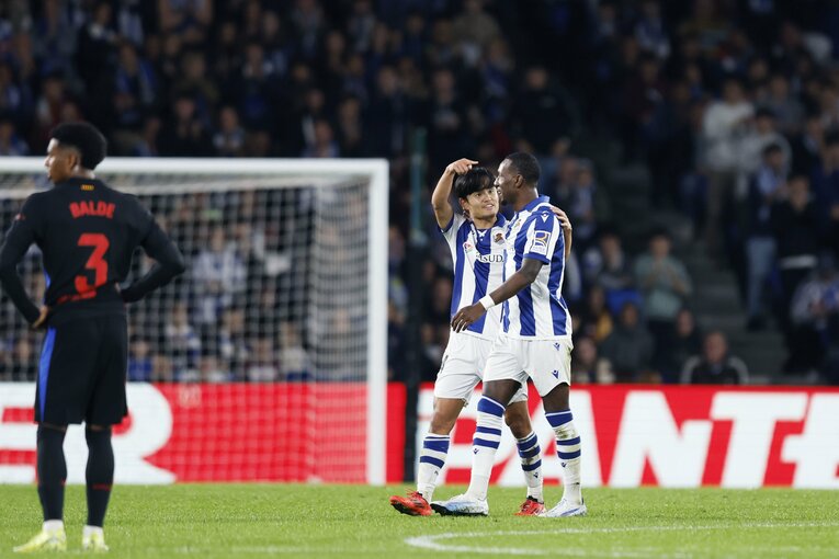 ベッカー交代時に“バックサイドからゴール裏席を回って歓声を受けてきなよ！”的なことを伝える久保　©Daisuke Nakashima