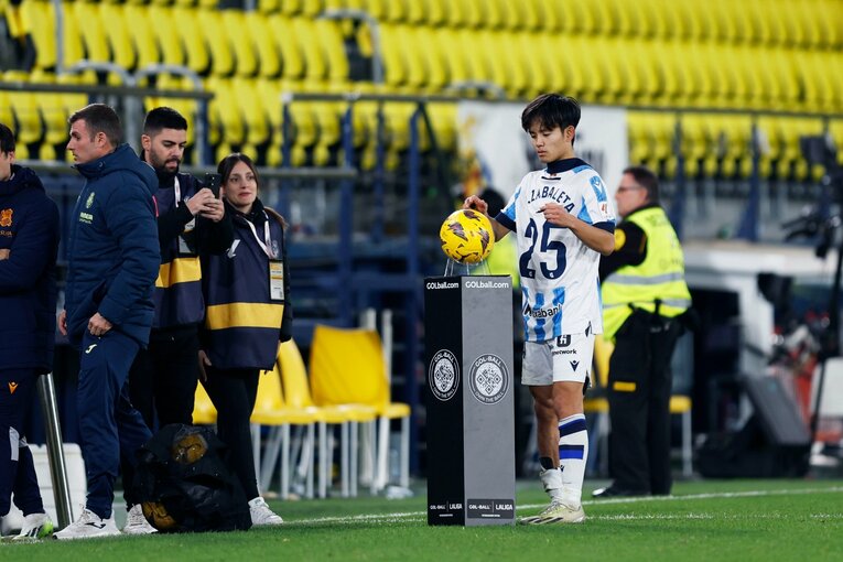 25番が前に来るように着用し、記念ボールにサインを入れる久保　©Daisuke Nakashima