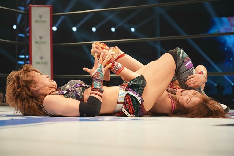 Sareeeの腕を取りにいく朱里　©Essei Hara