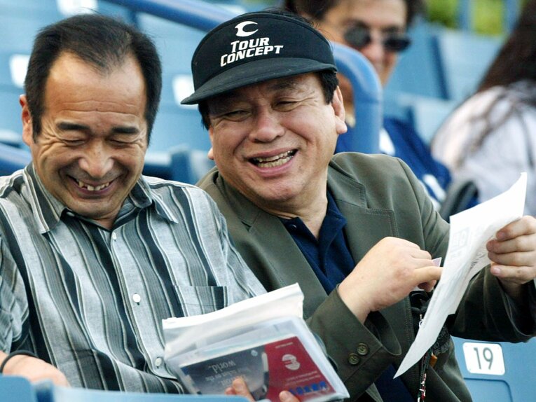 2003年3月、松井秀喜を激励するためヤンキースキャンプ地のレジェンズ・フィールド球場を訪れた父親の松井昌雄さん（右）と星稜高校の恩師・山下智茂監督　©JIJI PRESS