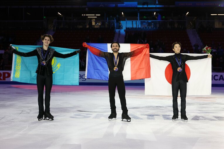 左から、2位シャイドロフ、1位エイモズ、3位友野　©Getty Images