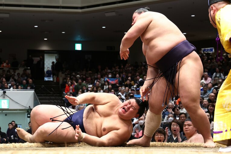 4日目、横綱大の里を上手投げで破った義ノ富士　©JIJI PRESS