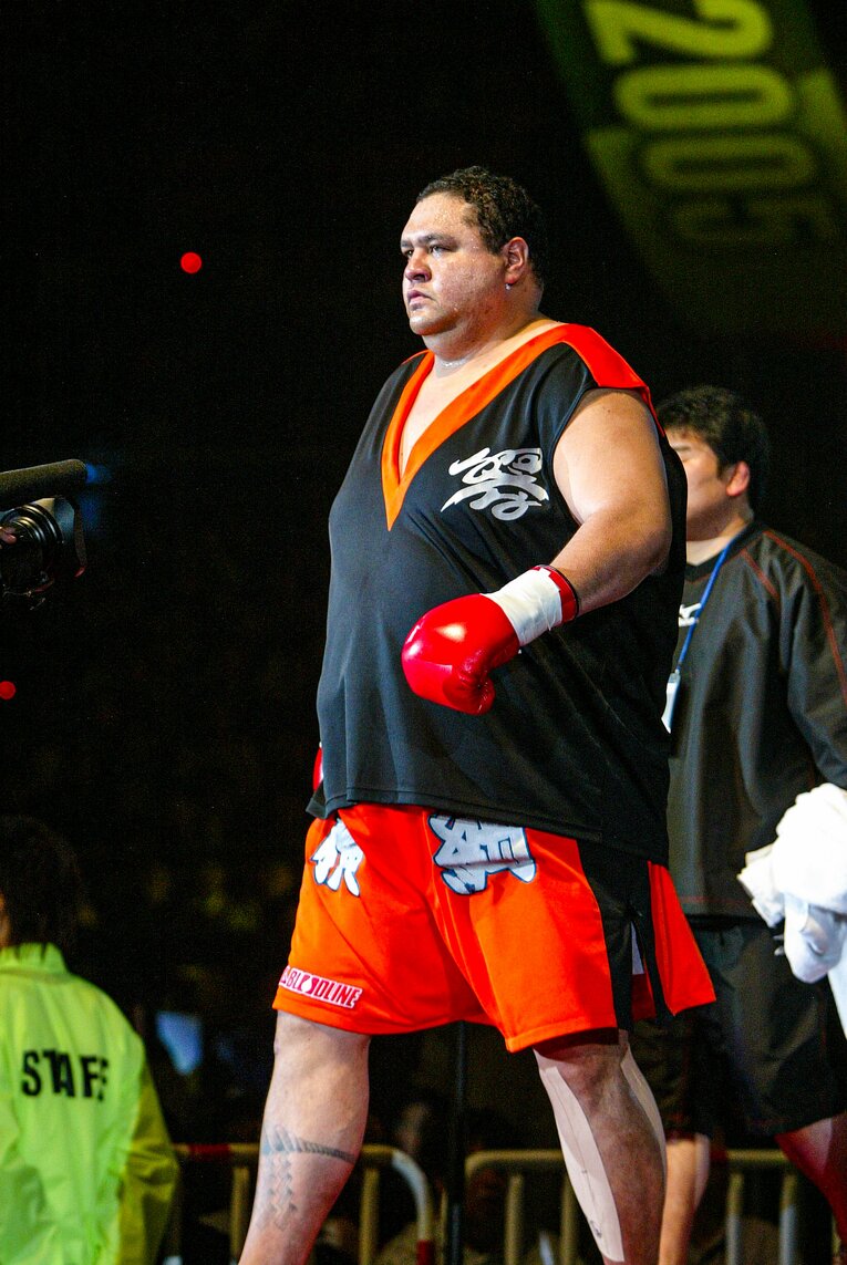 左足にテーピングを施してチェ・ホンマンとの対戦に臨む曙　©Susumu Nagao