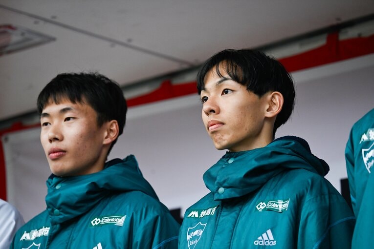 芦ノ湖畔でのゴール後のセレモニーに参列する黒田　©Nanae Suzuki