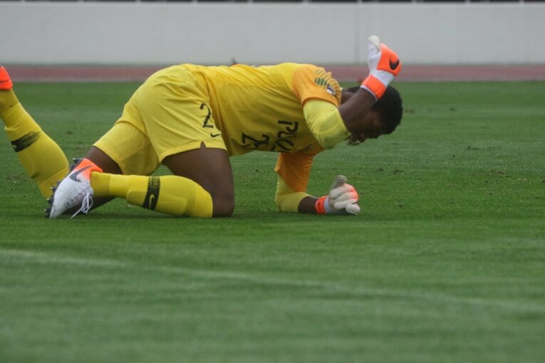 尚志高・染野唯月（現鹿島）にPKを決められ、悔しがる浦和ユース時代の鈴木彩艶　©Takahito Ando