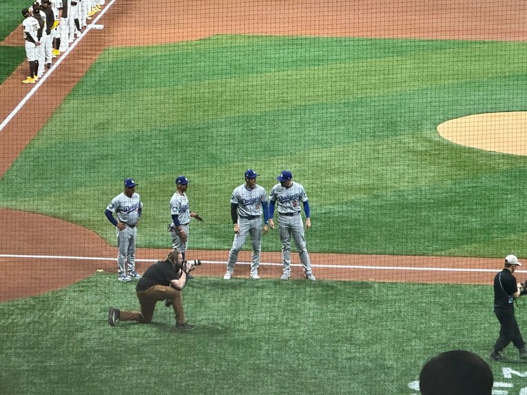 左からロバーツ監督、「ベッ・タニ・マン」