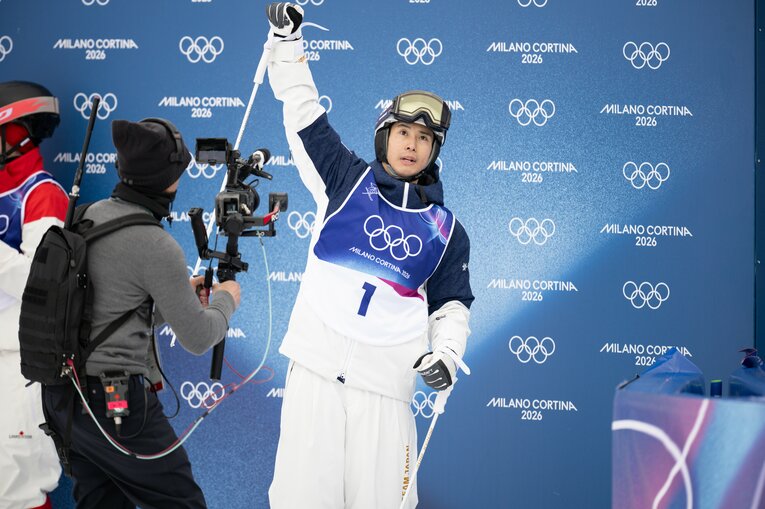 拳を突き上げた堀島　©Nanae Suzuki/JMPA