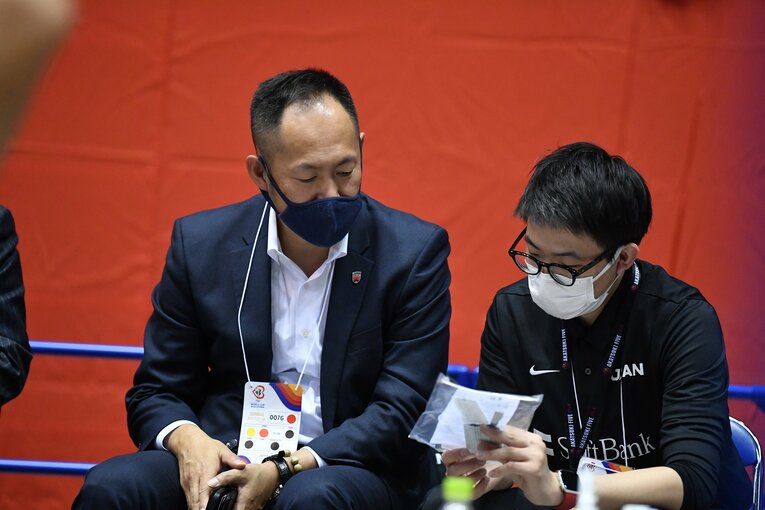 日本バスケットボール協会技術委員長・東野智弥（左）©︎JBA