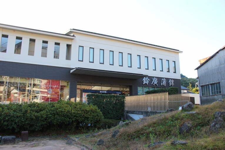 風祭駅至近の「鈴廣かまぼこの里」　©Number Web