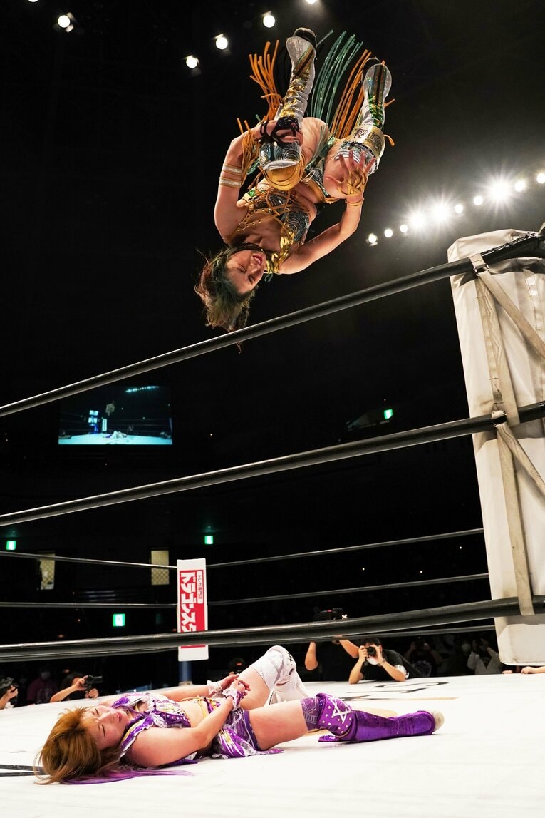 フェニックス・スプラッシュで中野たむから白いベルトを奪取した上谷沙弥。2021年12月29日、両国国技館