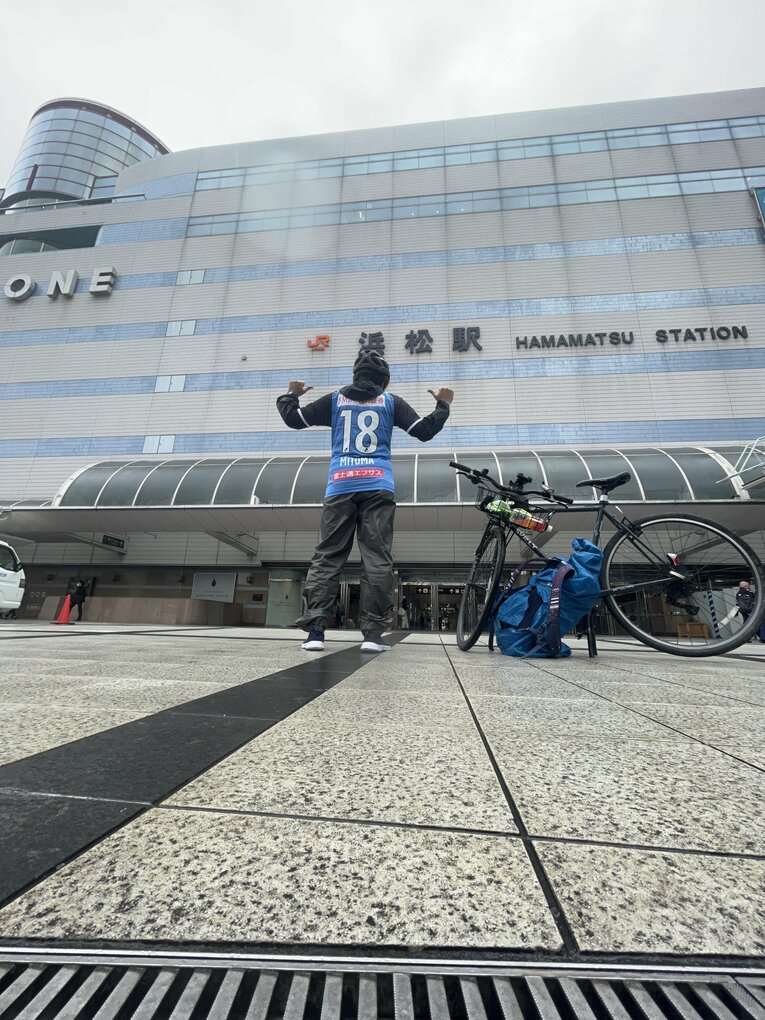 3日目は三笘薫のユニフォームで浜松を出発（小野田治矢さん提供）