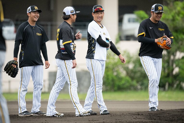 練習の合間に投手陣と談笑する岩崎　©︎Nanae Suzuki