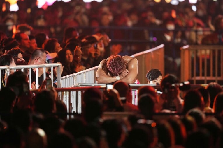 敗れた海野翔太は引き揚げる途中で顔を伏せ、長い間崩れていた　©Essei Hara