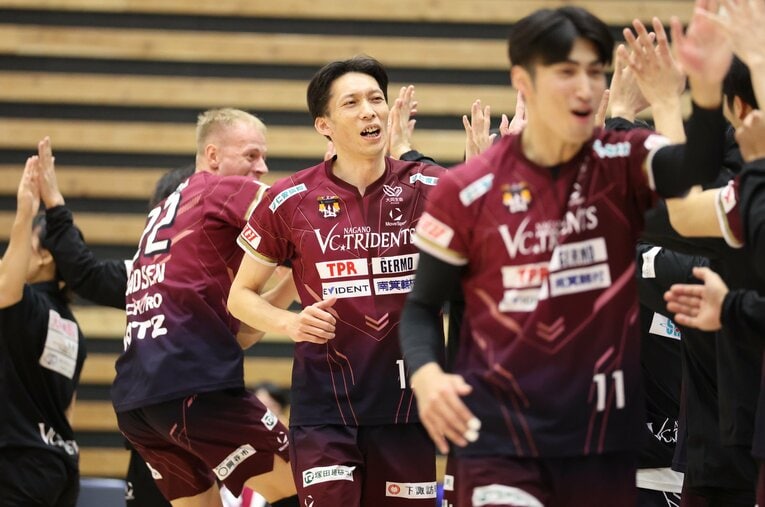 44歳松本慶彦（中央）の加入で話題を集めたVC長野トライデンツ ／ photograph by SV.LEAGUE