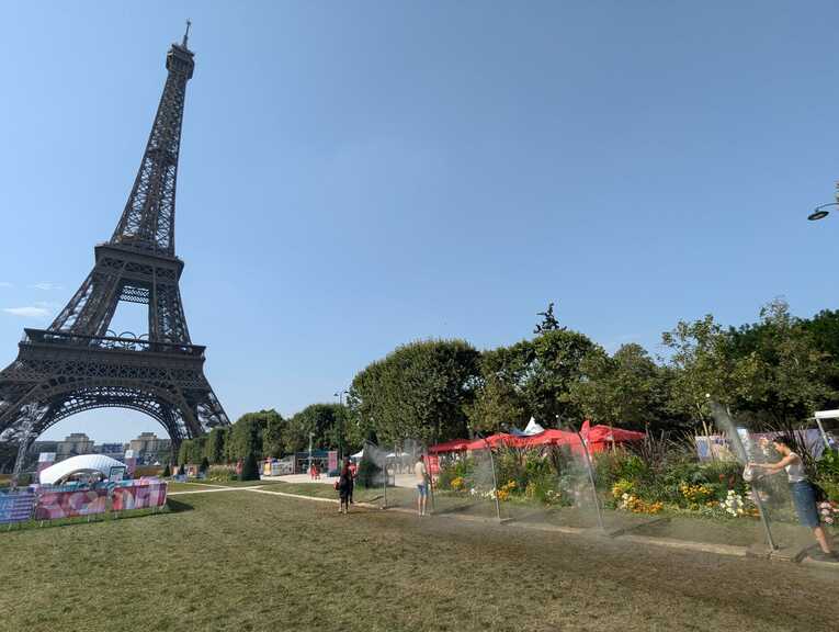 会場近くの広場に設けられたミストシャワー　©Yu Saito