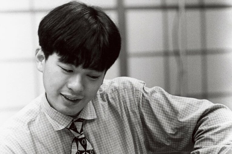 1994年9月16日、挑戦者決定三番勝負第2局。敗着を指した5九の地点を示す20歳の行方尚史 ／ photograph by Eihan Nakano