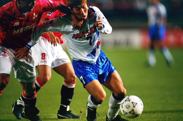 チョウ・キジェとマッチアップする前園©BUNGEISHUNJU