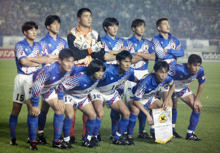 代表初出場となった1995年10月サウジアラビア戦。17番を着けた本田は当時のキャプテン・柱谷哲二とボランチでコンビを組んだ　©︎Sankei Shimbun