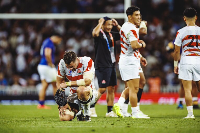 試合終了後、膝をつくラブスカフニ　©Kiichi Matsumoto