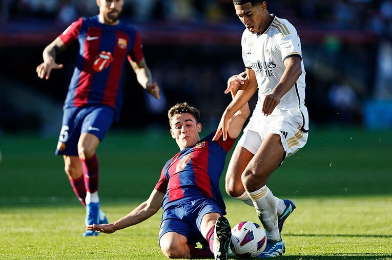 激しいデュエルを繰り広げるガビとベリンガム。20代前半の彼らの闘いが、メッシとロナウドが去ったクラシコの新たな風景となるはず ／ photograph by Daisuke Nakashima