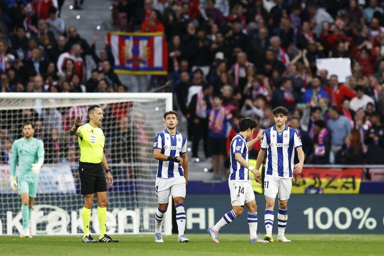 2失点目直後、久保がマルティンと声を掛け合う　©Daisuke Nakashima