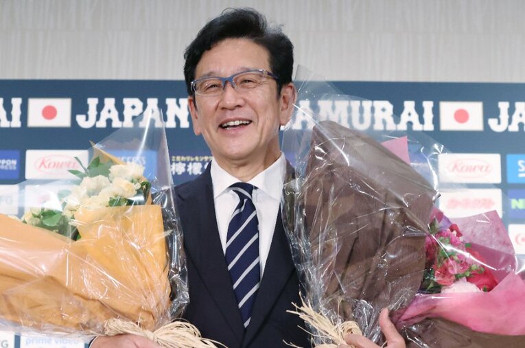退任会見で花束を贈られた栗山英樹監督　©JIJI PRESS