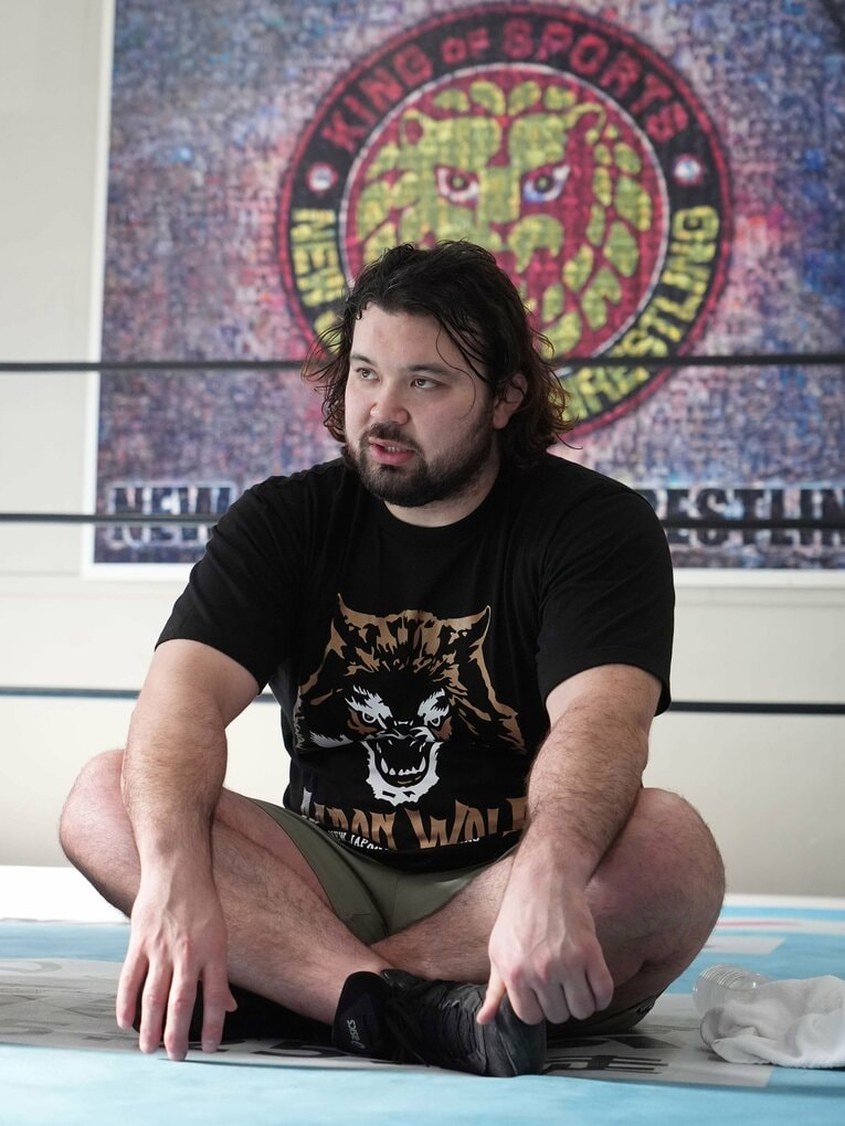 取材に応じるウルフアロン　©Essei Hara