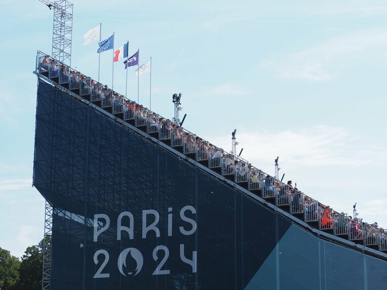 ヴェルサイユ宮殿アリーナの仮設スタンド　©JMPA