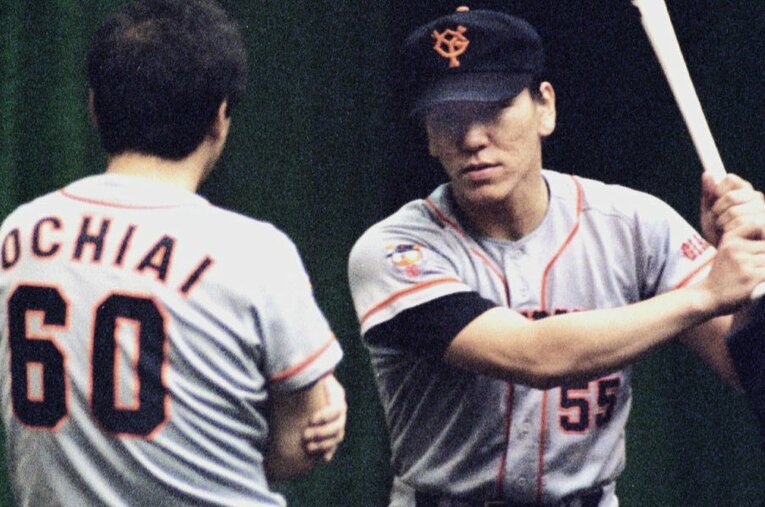 落合博満（左）からバッティングの指導を受ける松井秀喜（1994年9月撮影） ／ photograph by KYODO