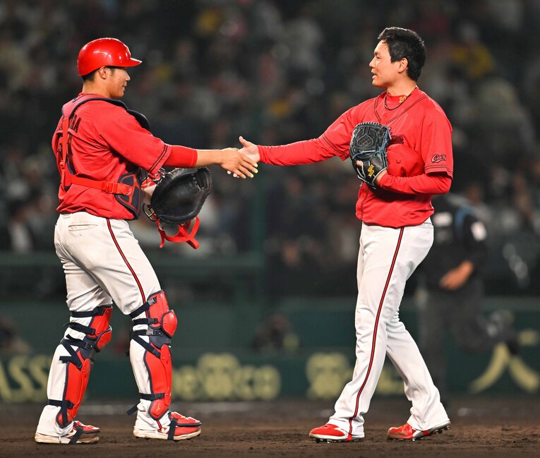 5月7日にカープが首位阪神を零封した試合でもセーブを挙げ、捕手の坂倉と勝利を喜んだ　©JIJI PRESS