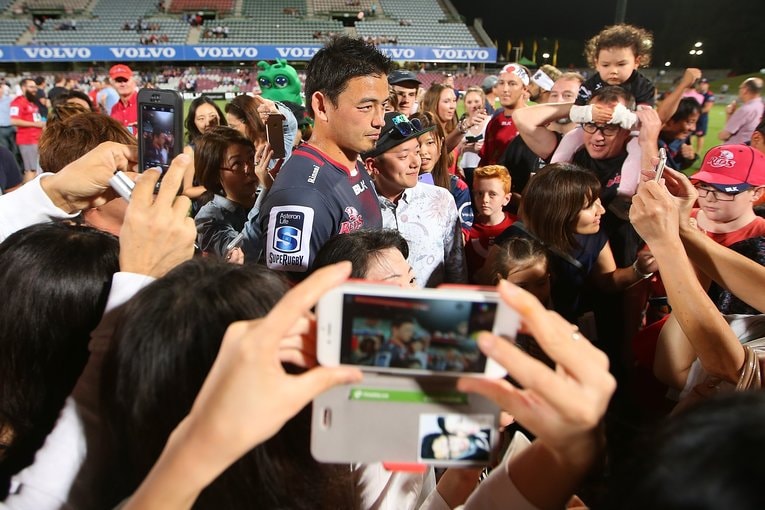 レッズ時代、ファンに囲まれる五郎丸　©︎Getty Images
