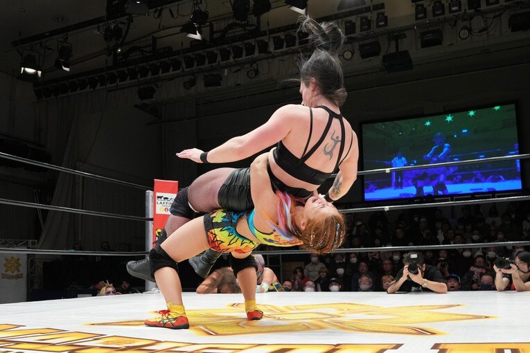 フィニッシュとなった山岡聖怜のジャーマンスープレックス　©Essei Hara