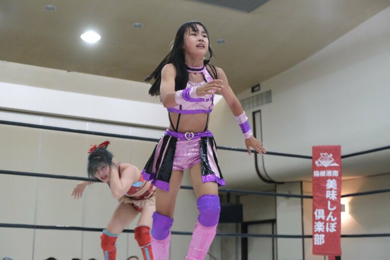 “中学生レスラー”の華麗な飛び技…「一番緊張した」チャンピオンとの一騎打ちで美蘭が見せた“成長の証”　受験勉強との両立が今後の悩み？(49)