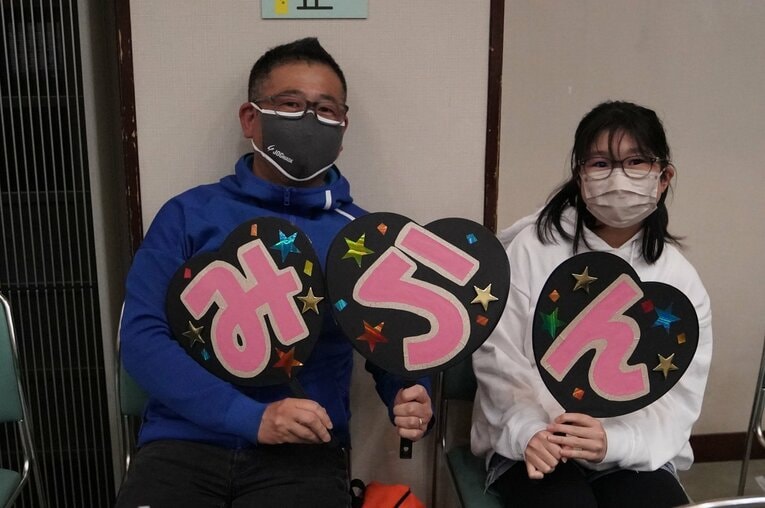 デビュー2戦目には友人とその家族も手作りのうちわ持参で応援にかけつけた　©ワールド女子プロレス・ディアナ