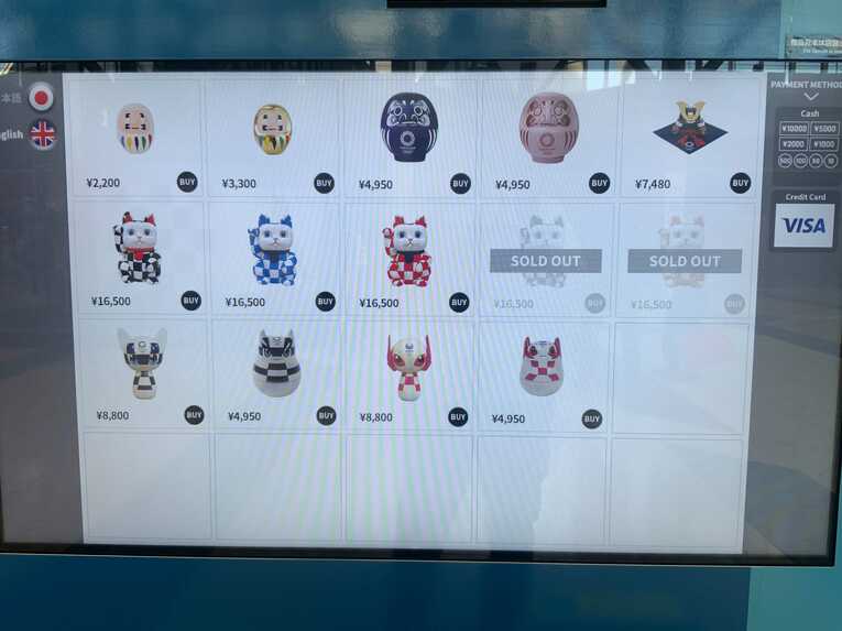 個性的な商品たちが並ぶが、値段はお高め。1万6500円の招き猫も、入荷すればすぐに売り切れてしまうという©Keigo Amemiya