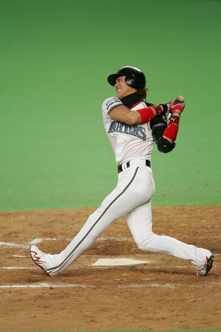 2006年の日本シリーズ第5戦、新庄の現役最終打席。涙を流しながらフルスイングの3球三振だった　©BUNGEISHUNJU