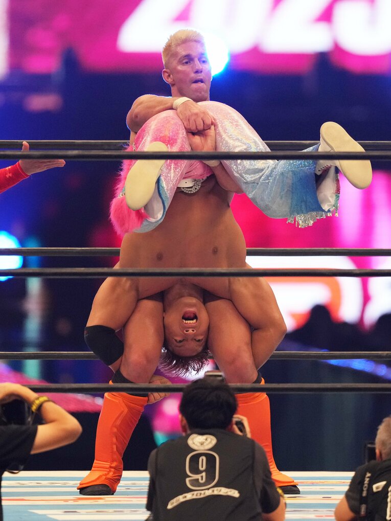 ゴッチ式のパイルドライバーを繰り出すザック・セイバーJr.　©Essei Hara
