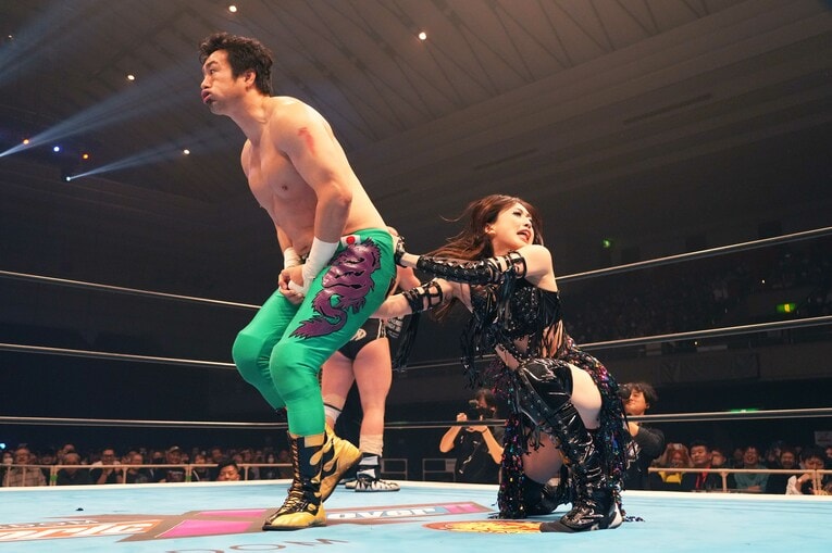 田口隆祐に金的攻撃を浴びせた上谷沙弥。手を押さえつけられ「セクハラだろ」と憤る　©Essei Hara