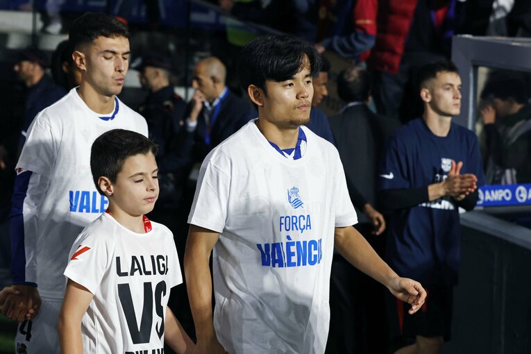 バレンシアの災害被災者へのメッセージシャツを着て、また黙祷が送られた（全3枚中の1枚目）　©Daisuke Nakashima