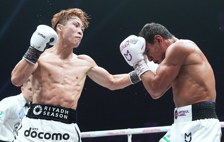 5ラウンド、井上尚弥の左フックがアフマダリエフの側頭部をとらえた瞬間の連続写真（1枚目／全7枚） ©Naoki Fukuda