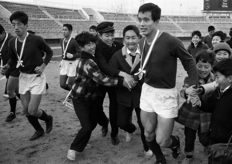 子どもたちに囲まれる早稲田大・釜本邦茂（1967年1月）©︎Sports Nippon/Getty Images