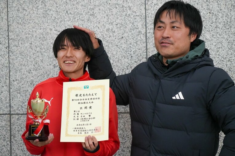 師事する瀧川氏とともに笑顔の吉田　©Satoshi Wada