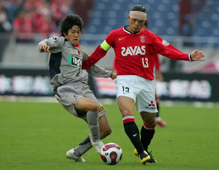 プロ2年目の2007年。浦和レッズとの対戦で鈴木啓太とマッチアップする内田篤人　©Toshiya Kondo