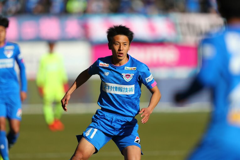 ユニフォームをインする姿も定着してきた松岡　©J.LEAGUE