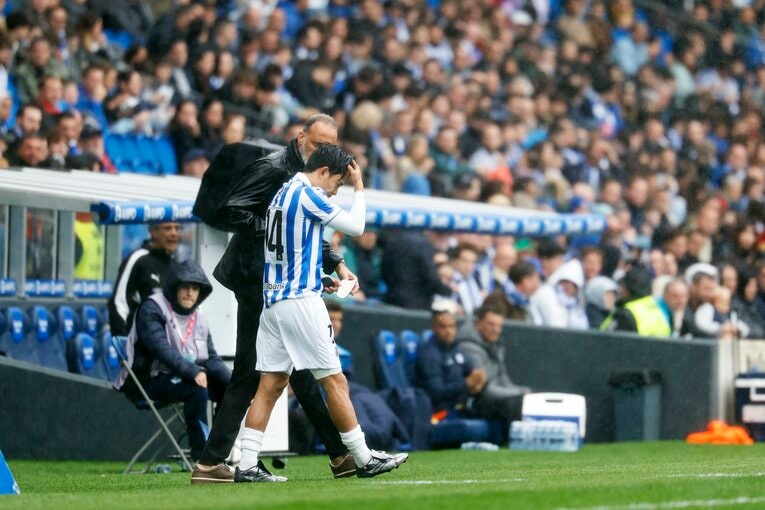 久保建英「とても苦いです」アシストだけでない復帰戦MVP〈カメラ目線ピース＋同僚の赤ちゃんに笑顔〉〈肩と太もも周りが大きく〉レンズが捉えたすべて(3)