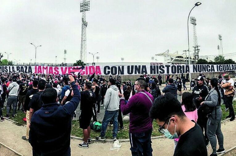 熱烈なサポーターの愛と怒りと恐れが入り混じり、プレーオフのピッチ外は異様な緊迫感に包まれた