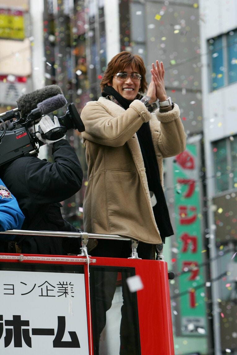 優勝パレードにはひとりだけ私服で参加した　©BUNGEISHUNJU